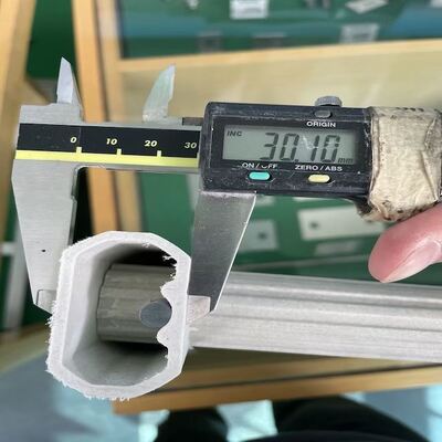 مقاطع FRP المبثوقة ذات الأشكال غير المنتظمة تتميز بإنشاء خفيف الوزن وقوة عالية وخصائص ممتازة مضادة للتآكل