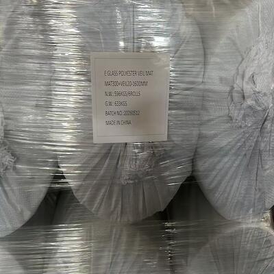 بيع بالجملة E Glass Polyester Veil Mat MAT300+VEIL20 1600MM، 6 أدوات لكل دفعة، E-glass fiber veil mat لـ FRP composite، مقاوم للتآكل، مصنوع في مصنع الصين مع إمدادات دفعة مستقرة.